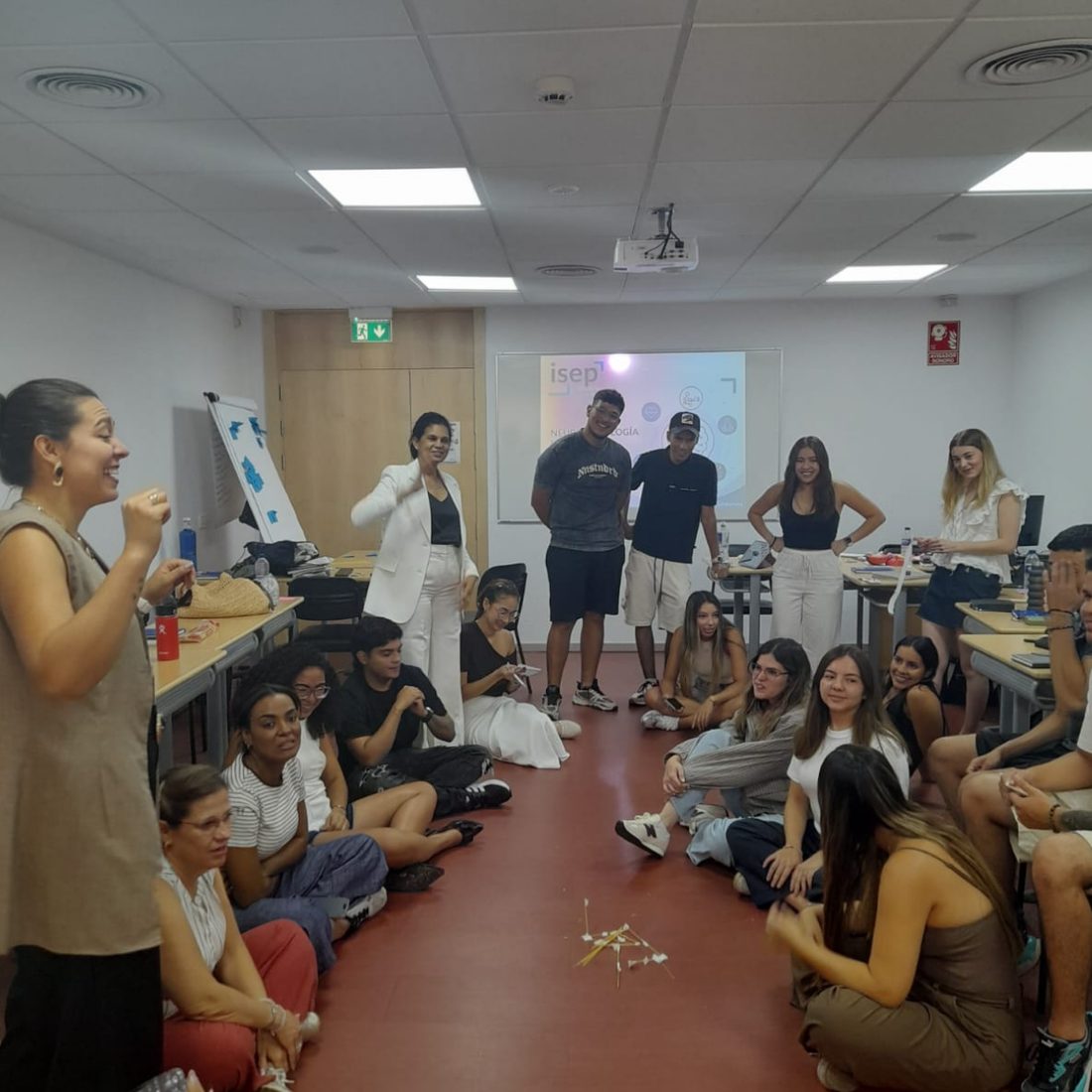 Mariale Urdaneta facilitando una dinámica experiencial con un grupo